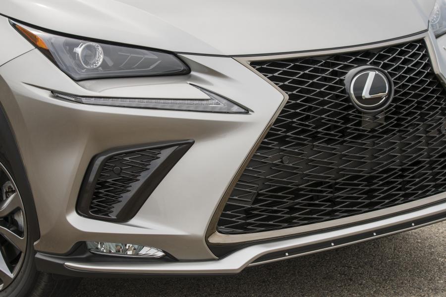 Детали экстерьера Lexus NX300 F-Sport 2017 года  (NA) (фото 5 из 41)